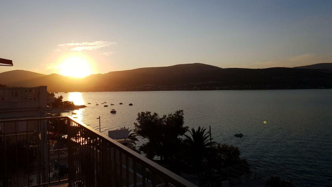 Apartment With A Sea View Terrace, Ciovo Near トロギール エクステリア 写真