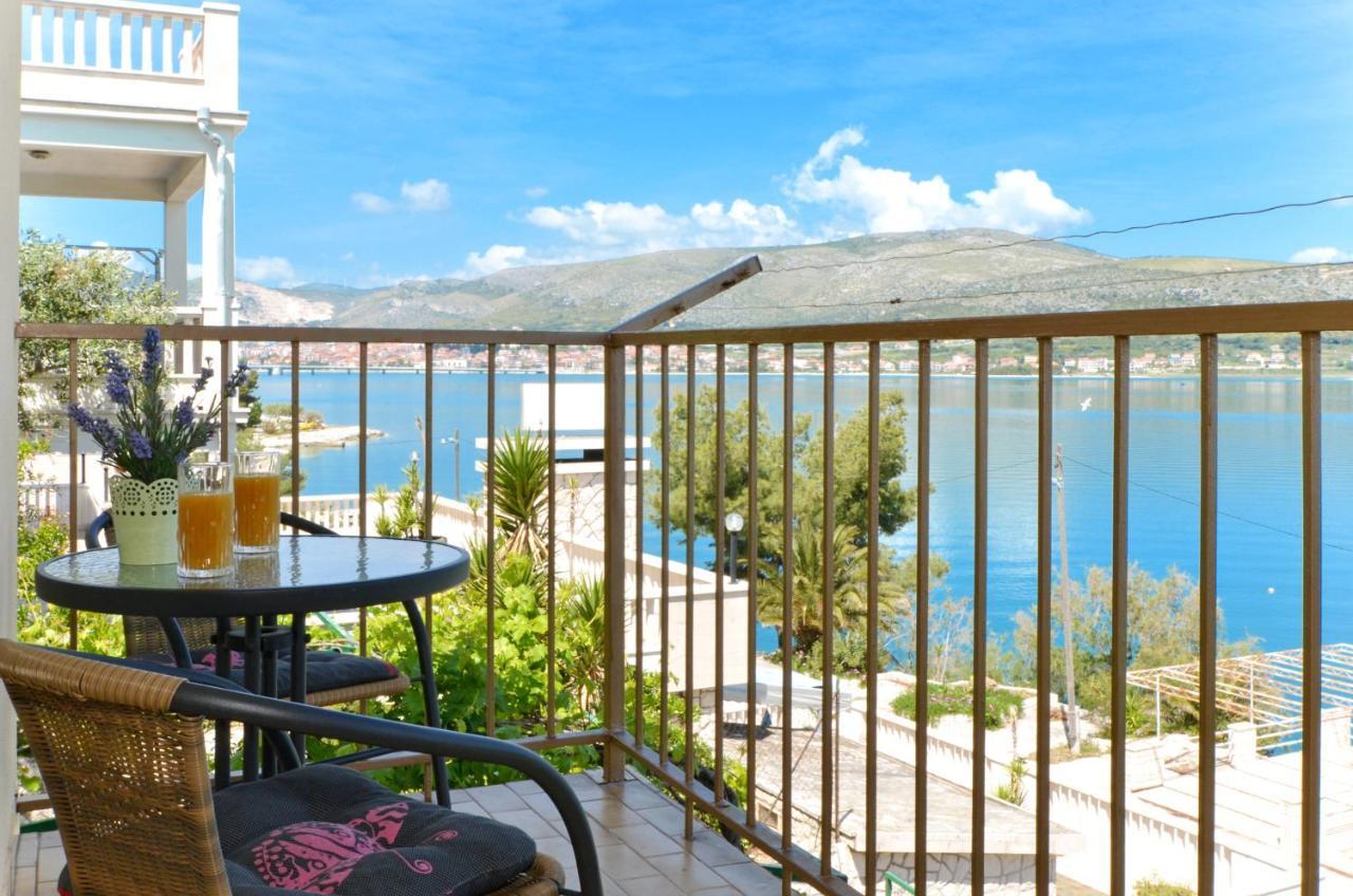 Apartment With A Sea View Terrace, Ciovo Near トロギール エクステリア 写真