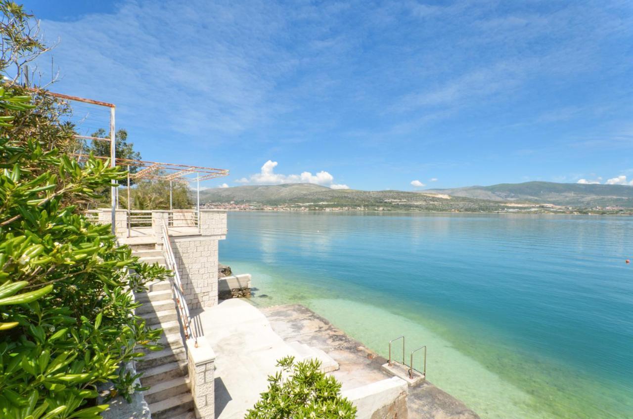 Apartment With A Sea View Terrace, Ciovo Near トロギール エクステリア 写真