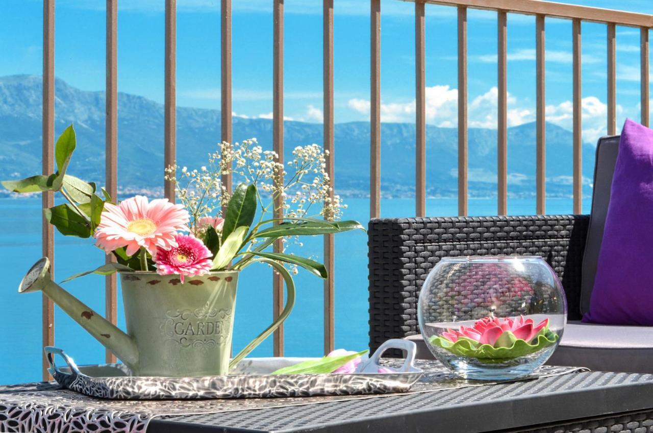 Apartment With A Sea View Terrace, Ciovo Near トロギール エクステリア 写真